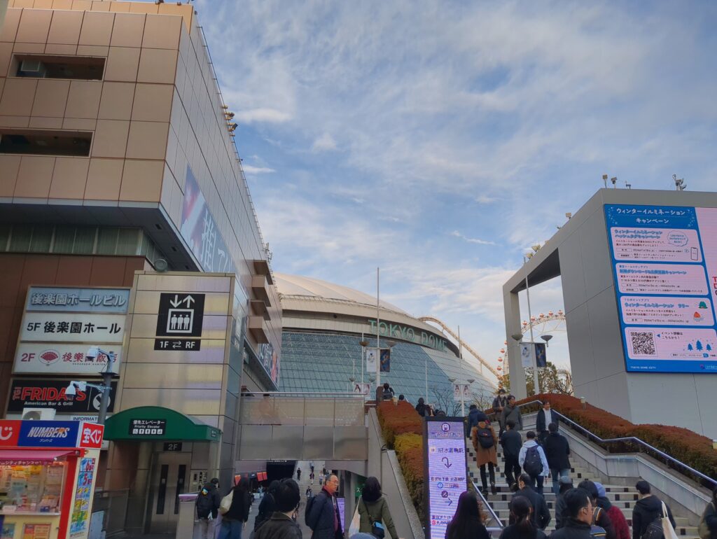 東京ドーム水道橋駅へと繋がる階段