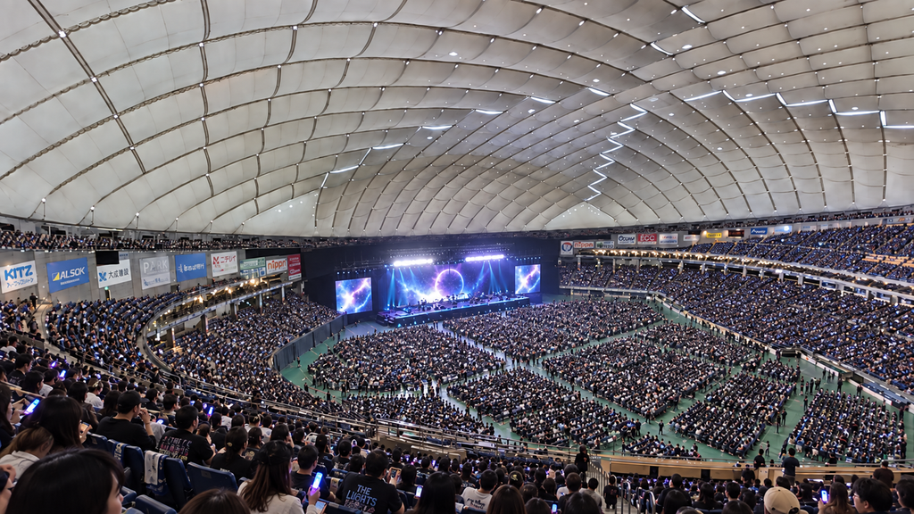 ライブ用の双眼鏡をおすすめされそうな東京ドーム会場の天井席イメージ