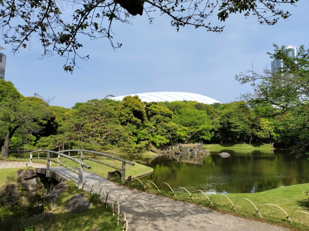 小石川後楽園から見える東京ドーム