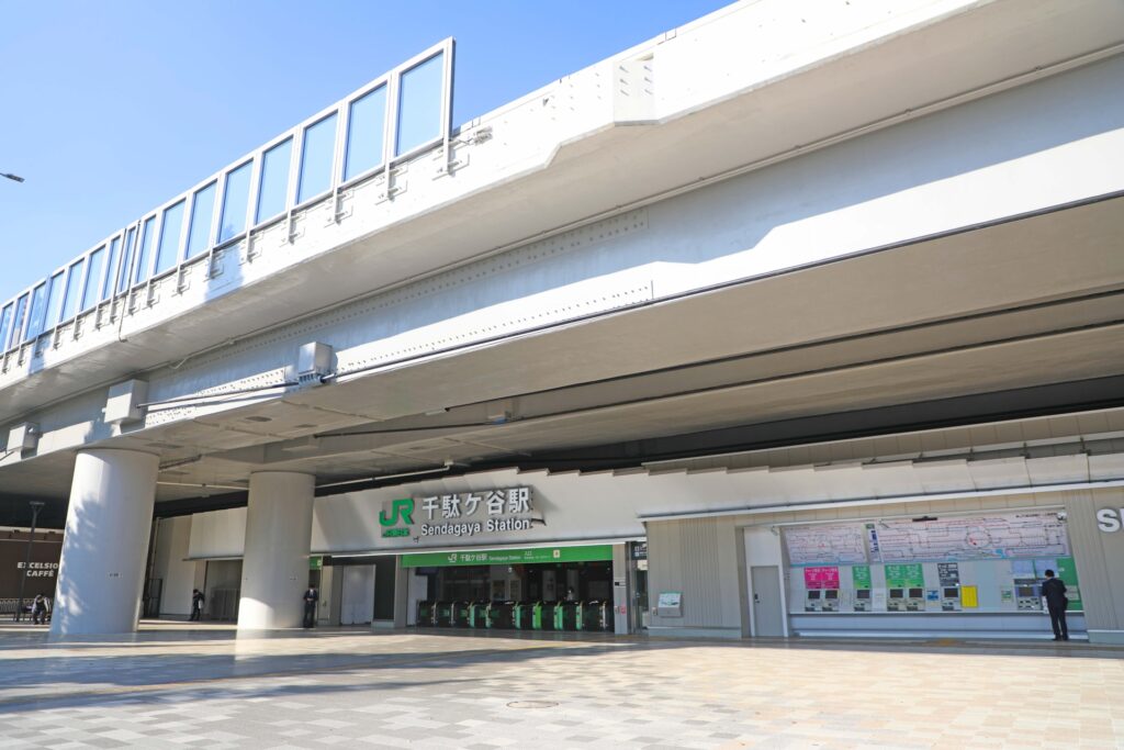 千駄ケ谷駅の切符売り場と改札の画像