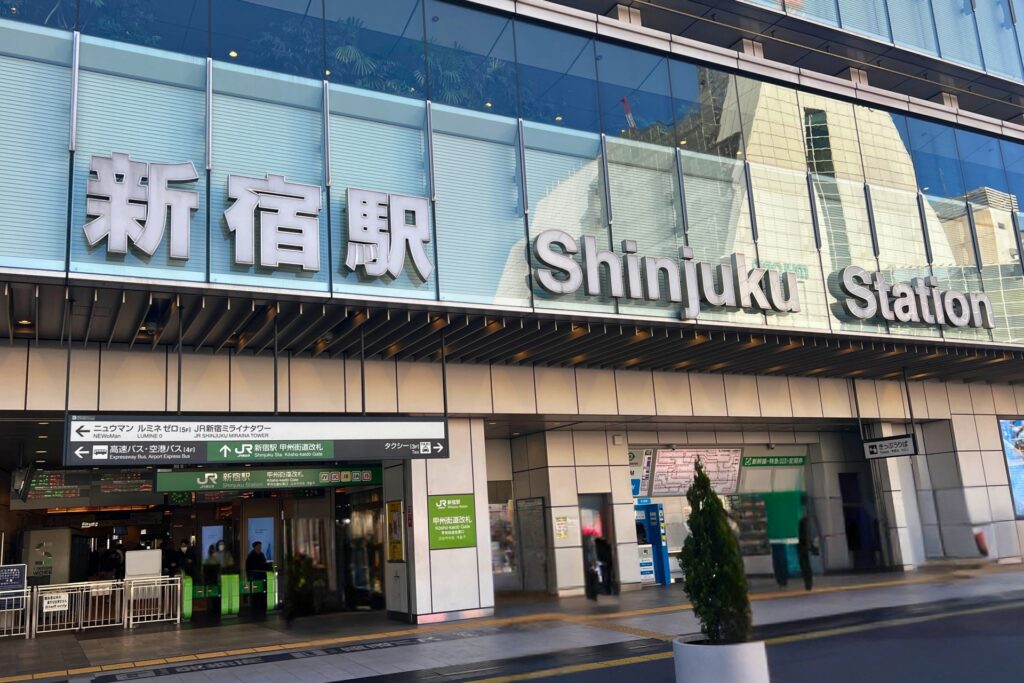 新宿駅の外観と改札の写真。