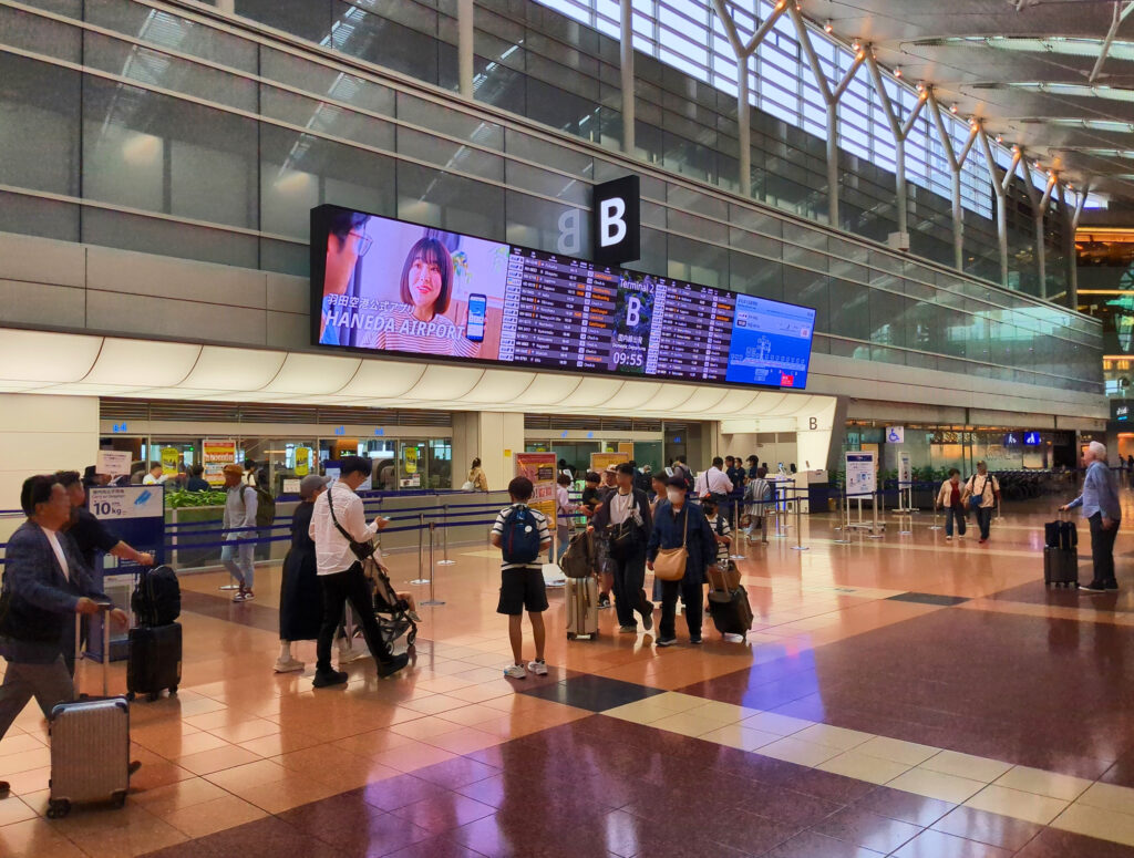 羽田空港のターミナルと出発ロビー
