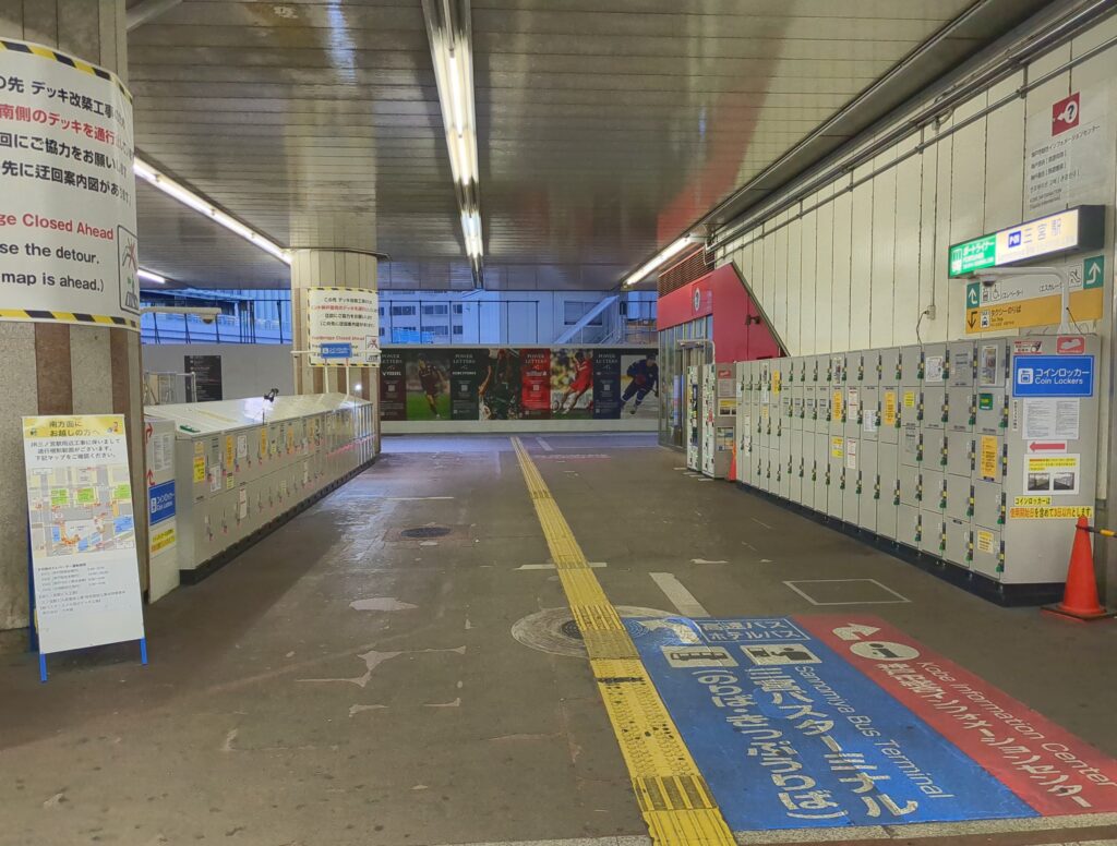 JR神戸三宮駅、ポートライナー三宮駅に並ぶコインロッカーのイメージ