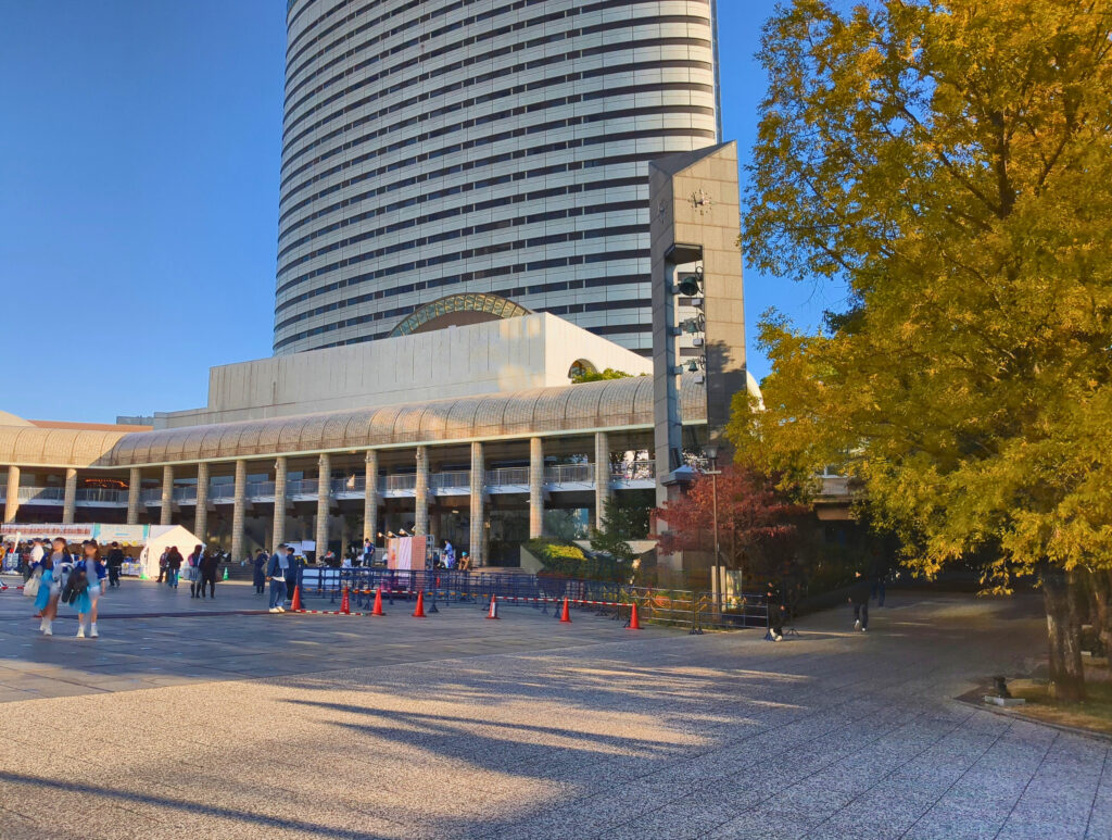 神戸ポートアイランド市民広場駅前とポートピアホテルのイメージ