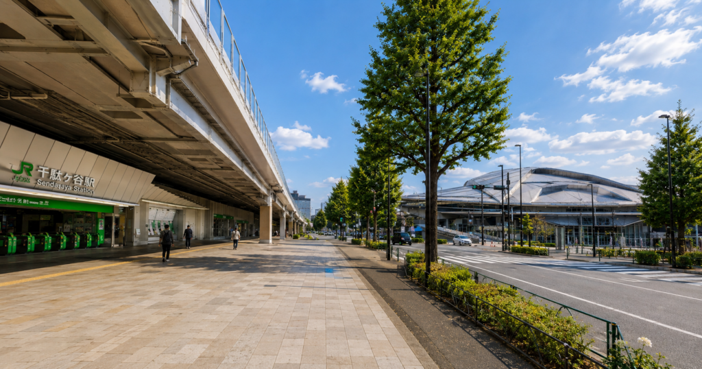 千駄ケ谷駅周辺から見た東京体育館の外観と、会場へ向かう歩道の位置関係のイメージ