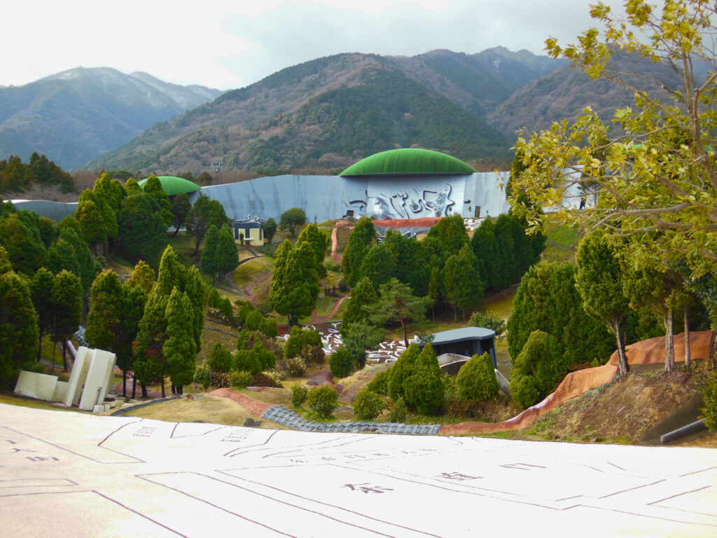 joyfulloveのMVロケ地、養老天命反転地のイメージ