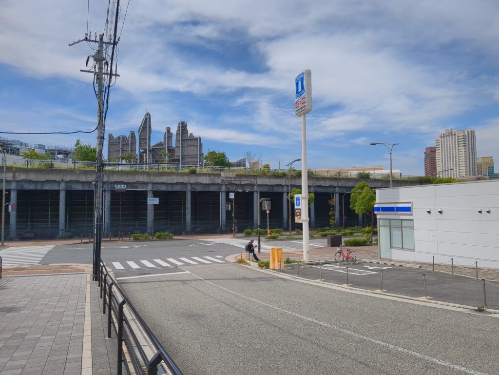 ZeppOsakaBayside最寄りのLAWSON。USJのニューヨークエリアの裏側が見える写真