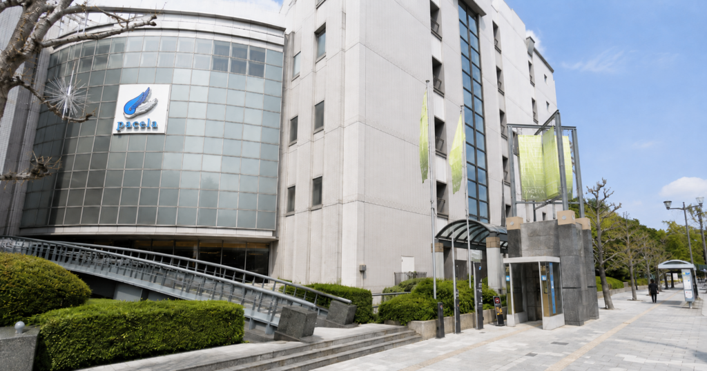 県庁前駅は西2出口前の歩道から見た、基町クレド内にある広島パセーラの外観イメージ