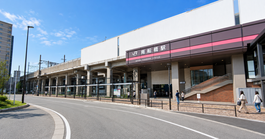晴れた日のJR南船橋駅南口と駅前ロータリーのイメージ