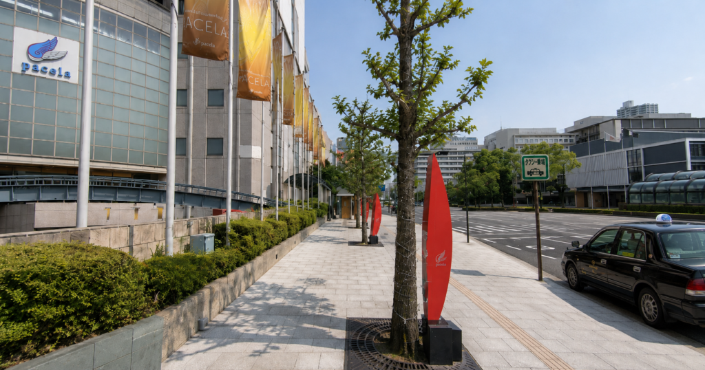 歩道脇にタクシーが停車しているパセーラ前のタクシー乗り場の外観イメージ。