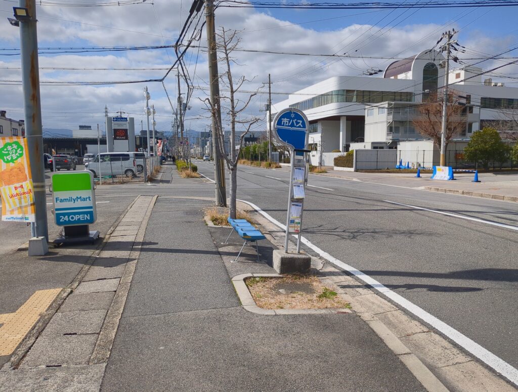 京都パルスプラザ前バス停桂川駅方面南1の乗り場