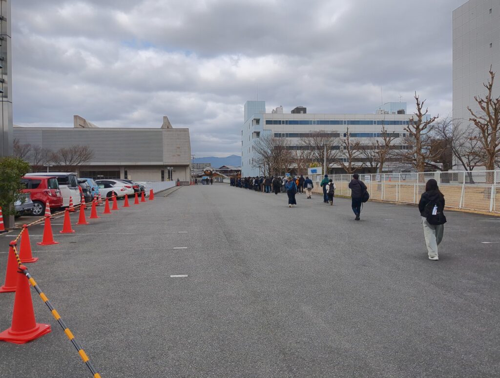 京都パルスプラザ駐車場。待機列確保のため場所が空けられているイメージ画像