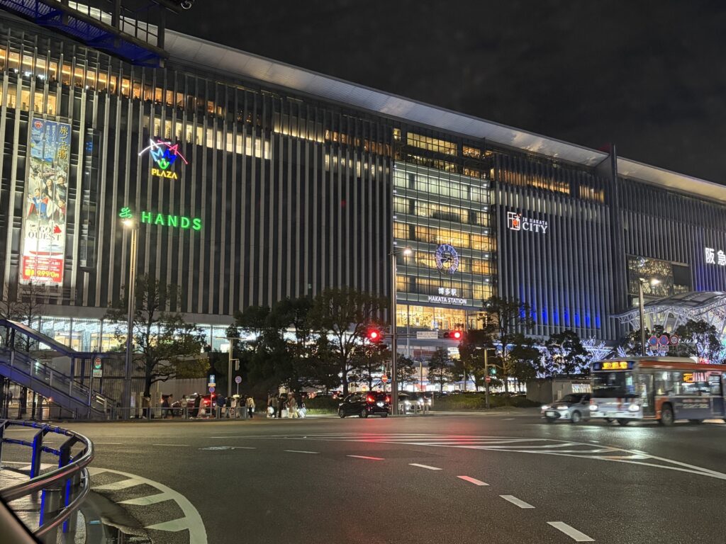 夜の博多駅の外観写真