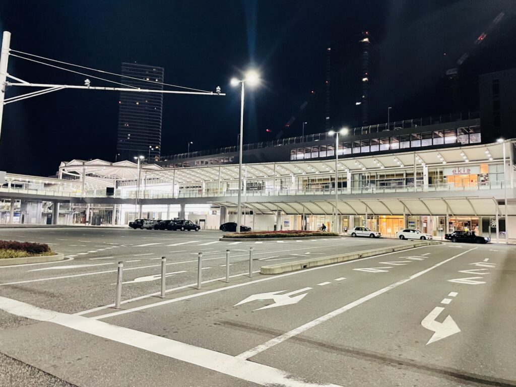 夜の広島駅新幹線口写真