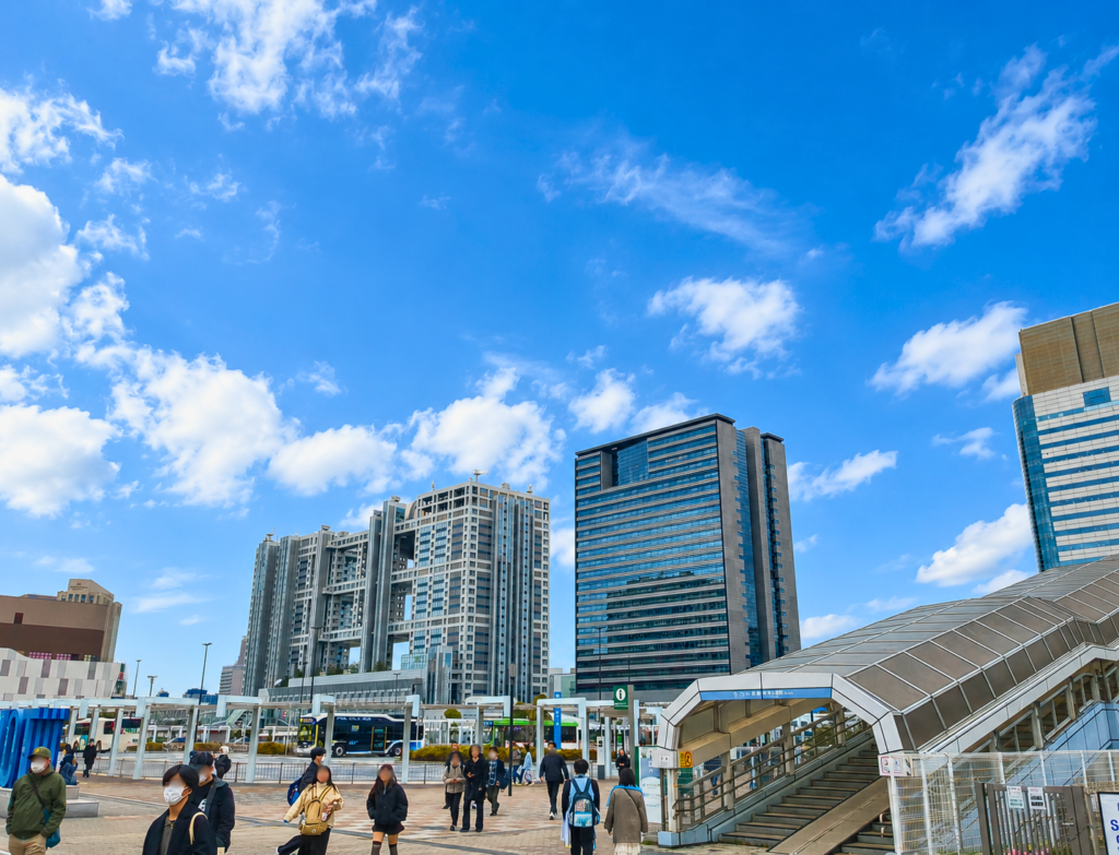 東京テレポート駅前から望むダイバーシティまでのお台場の風景