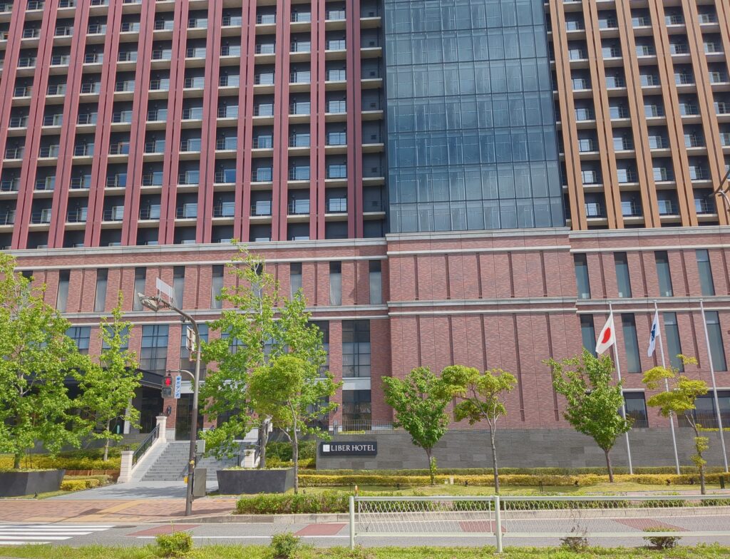 桜島駅前の信号とリーベルホテル大阪の写真