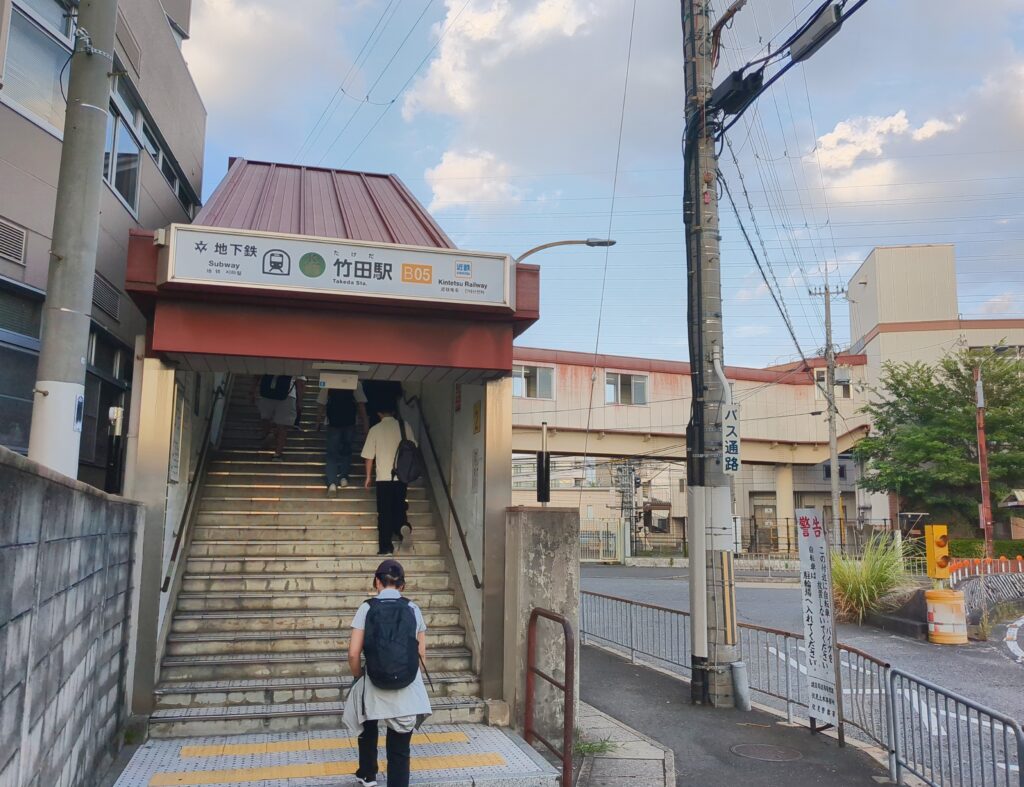 竹田駅改札へ向かう階段写真