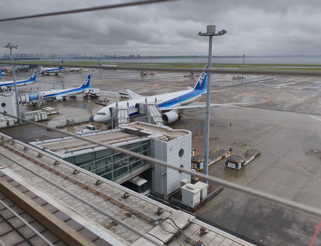 羽田空港の飛行機と滑走路