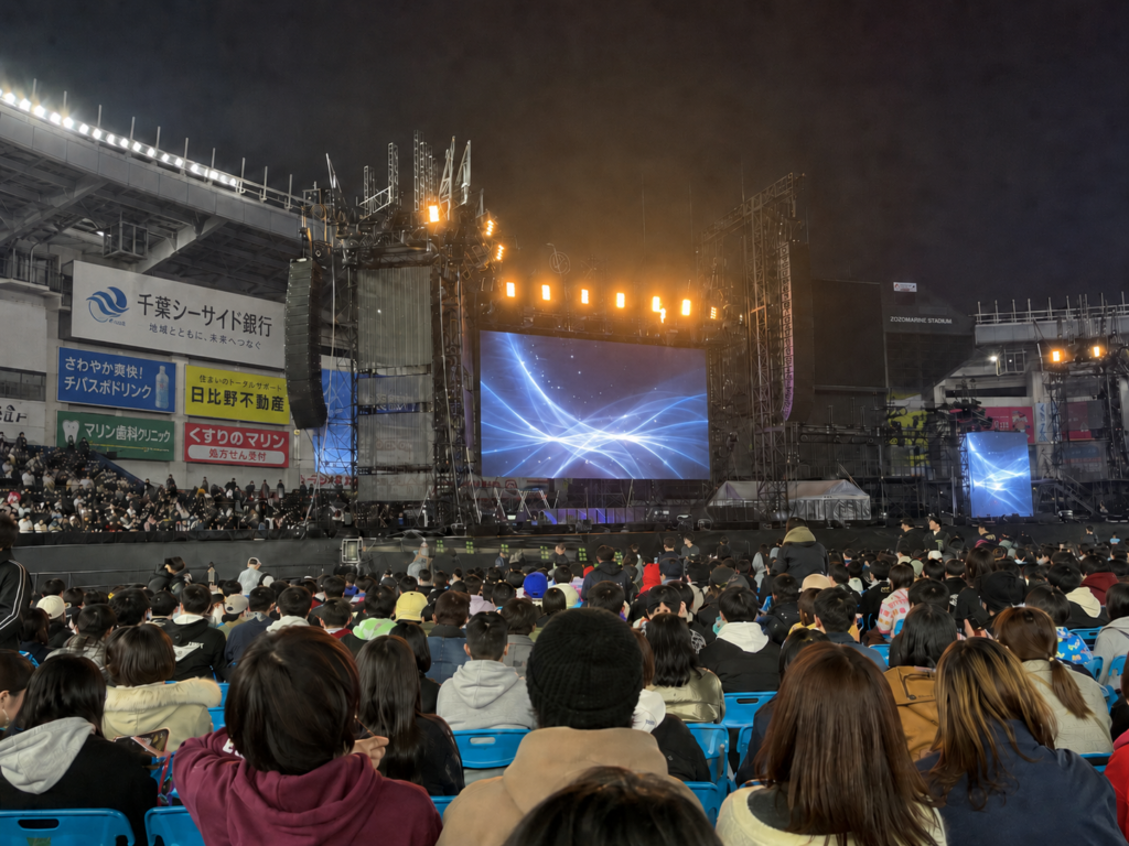 ZOZOマリンスタジアムのアリーナ席からステージ方向を見た会場内イメージ