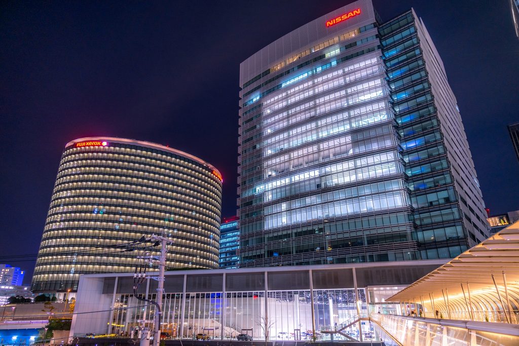 はまみらいウォークから見た日産グローバル本社の夜景写真