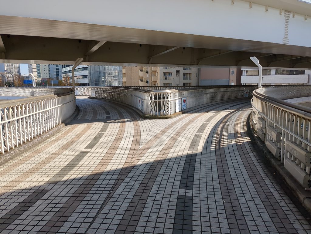 高島歩道橋の歩道橋が交わっている写真。
