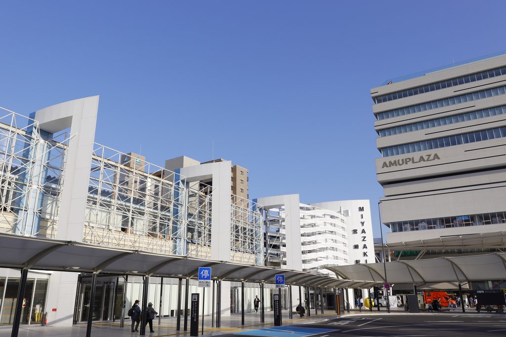 宮崎駅とアミュプラザ外観