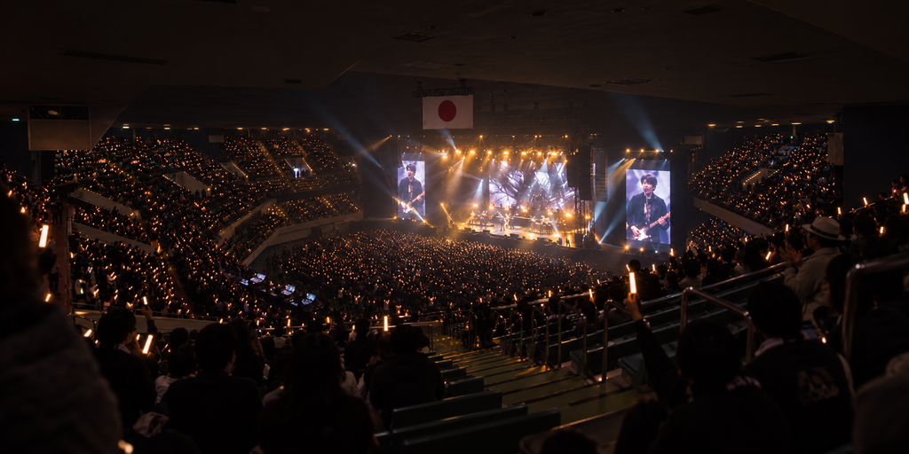 日本武道館2階スタンド立ち見エリアから見たアリーナ席とライブステージの見え方イメージ