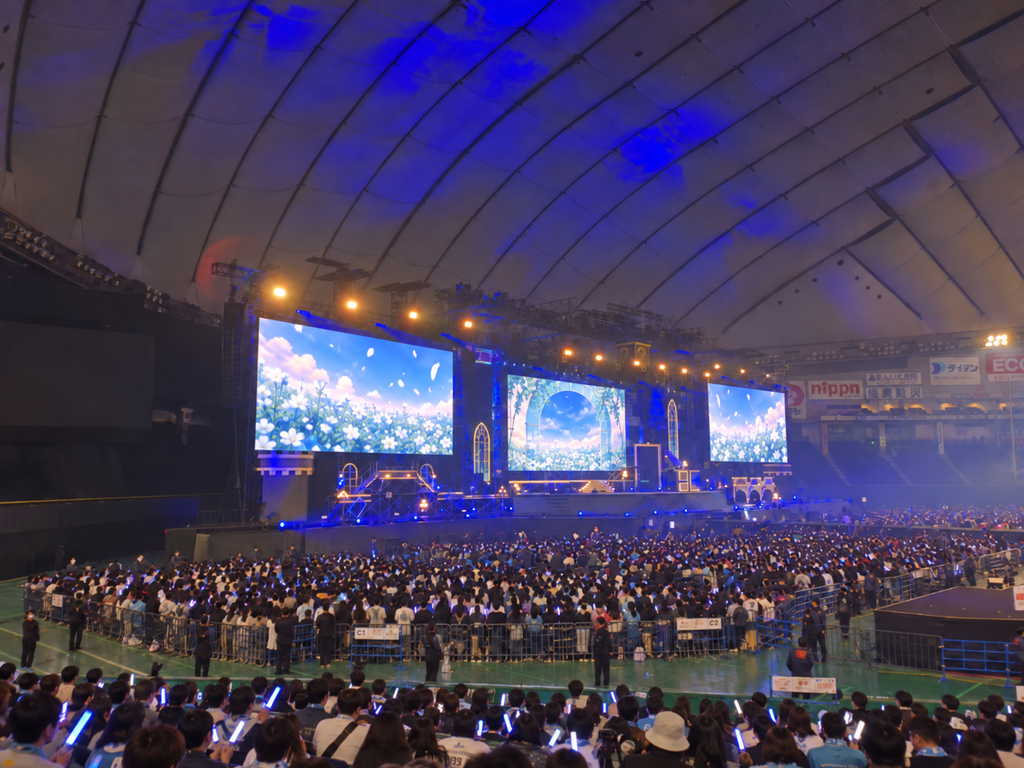 東京ドーム三塁側1階スタンド席から見たステージの見え方。ライブ時のステージ全体、大型モニター、アリーナ席との距離感がわかるイメージ画像
